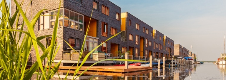 Een rij huizen bij het water in Almere